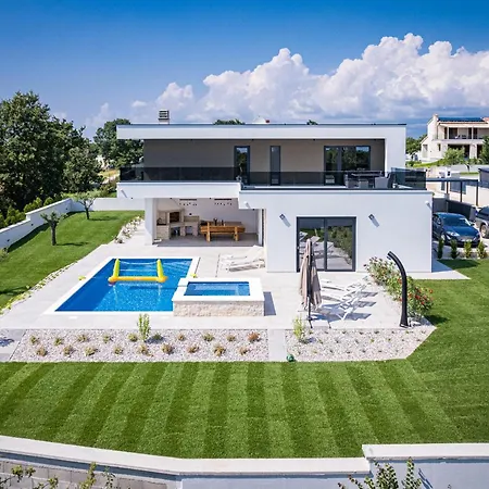 Maem In Istria For Families With Sauna, Whirlpool & Sea View וילה